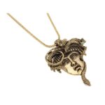 Collana raffigurante Medusa con serpenti e smeraldi