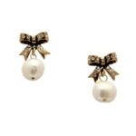 Bijoux di bigiotteria con perle