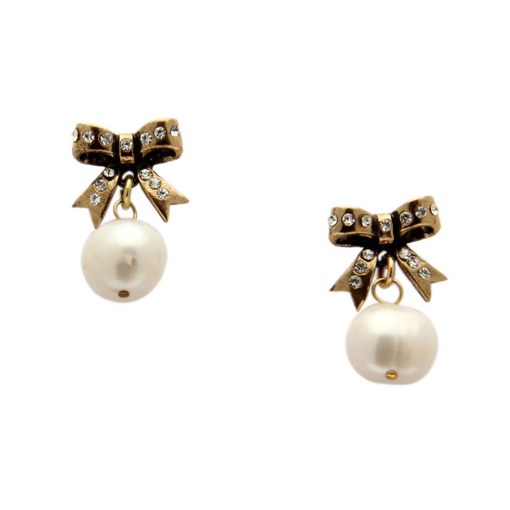 Bijoux di bigiotteria con perle